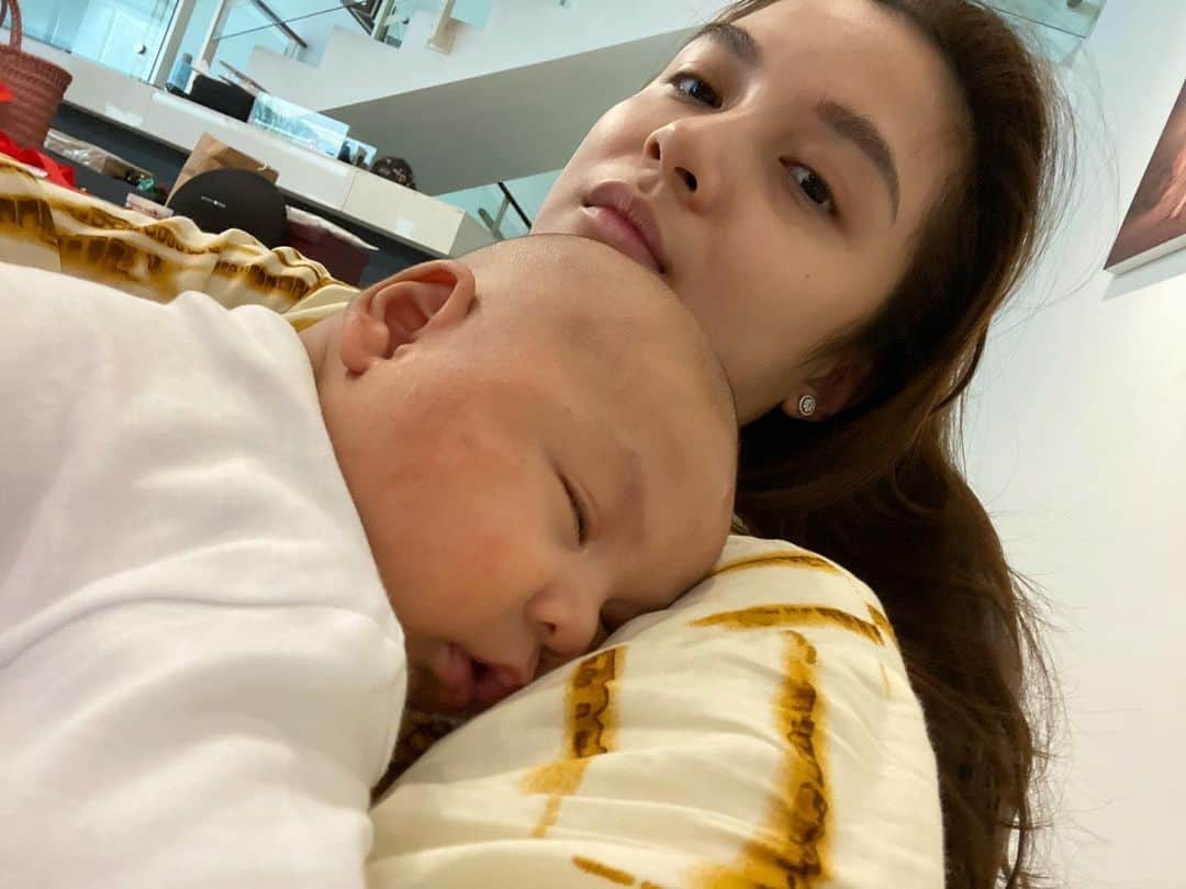 チェルシー・オリビアのインスタグラム：「Selamat 2 bulan cintanya mami,Cc Nastusha & Daddy.. Sorry yahh di 2 bulanan ini ga ada fancy foto atau Dante yg di dress up.. . . Bangun tidur kesiangan lalu maminya kelaperan dan kemakan sesuatu yg ada butter-nya (Dante alergy produk susu sapi,Lactose Intolerant) .. jadi 2 bulanan kali ini mami siap siap begadang lagii.. Feel so bad , so sorry Dante @dante.oliver.alinskie」