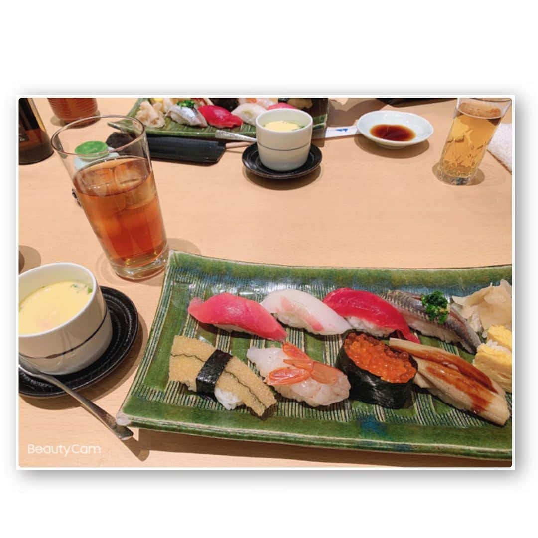 もものインスタグラム：「昨日の同伴も大好きなお寿司♡ ありがとうございました🌷  甘やかしてくれる本指名様達が居て、 ほんと、毎回 和みます。 昨日も5時間があっとゆう間に感じました💭🕧  本日は休業日です🎀  もも次回出勤が23日(水)になります🐰 ちなみに、23～26までｻﾝﾀのｺｽﾌﾟﾚしようと予定してます💭🎅🏻  #千葉 #キャバ嬢 #同伴 #高級キャバクラ #高級ラウンジ #高級クラブ  #ヘアアレンジ  #ガーリー #サラサラ #ロング #ヘアアレ #いいね返し #夜職の人と繋がりたい  #Instagram #instagood #f4follow」