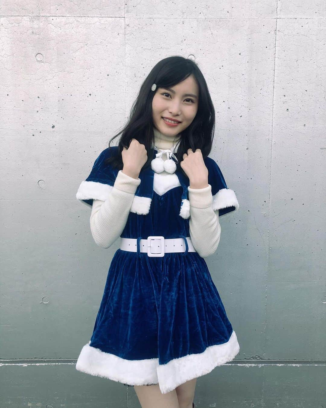 福岡聖菜さんのインスタグラム写真 - (福岡聖菜Instagram)「青。  まさか自分で2日間もサンタさんをやる日が来るとはなぁ 昔からかわいいものは私に合わないと思いがちなのだけど、みた瞬間ビビッときた青と白のサンタさん。耳も尻尾もあるのよ🦊  @yoko_yonezawa_illustrator さんのクリスマスのメイクイラストがとても可愛くてヘアを真似してみたの。 星のピンはなかったから昔作ったイヤリングをリメイク。 好きだけど今はあまり使わなくなってしまったものも今の自分流にアップデートするのも楽しいね  2020年ラストお話し会 ありがとうございました！  #クリスマス　#サンタコス  #クリスマスメイク　#ヘアアレンジ #斜め前髪　 #ハンドメイドアクセサリー #ハンドメイドピン」12月20日 21時08分 - seina___ff