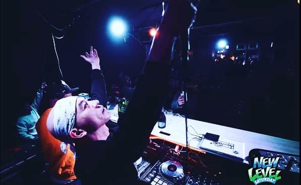 mastasimonのインスタグラム：「Vibez was lit 🔥!  久々の泉州！Osaka !   昔からレゲエ人が多い泉州エリア！ 最新のDancehallから昔のHardcoreまでかなり色々な年代の曲をプレーした！深い所までイッタ！ 楽しいと延長しまくりの俺ら！w  延期になったダンスで何とか開催出来て良かった！Big up to @superior_info @kinglifestarcrew   今年は俺ら主催のダンスもやらず これが最後のダンスだったけど現場はやっぱり気持ちが良いしクソ楽しい！ありがとう😊  Give Thanks 🙏   Photo by @kyc_2017   #mightycrown #kinglifestar #superiorsound #osaka #泉州 #newlevel」