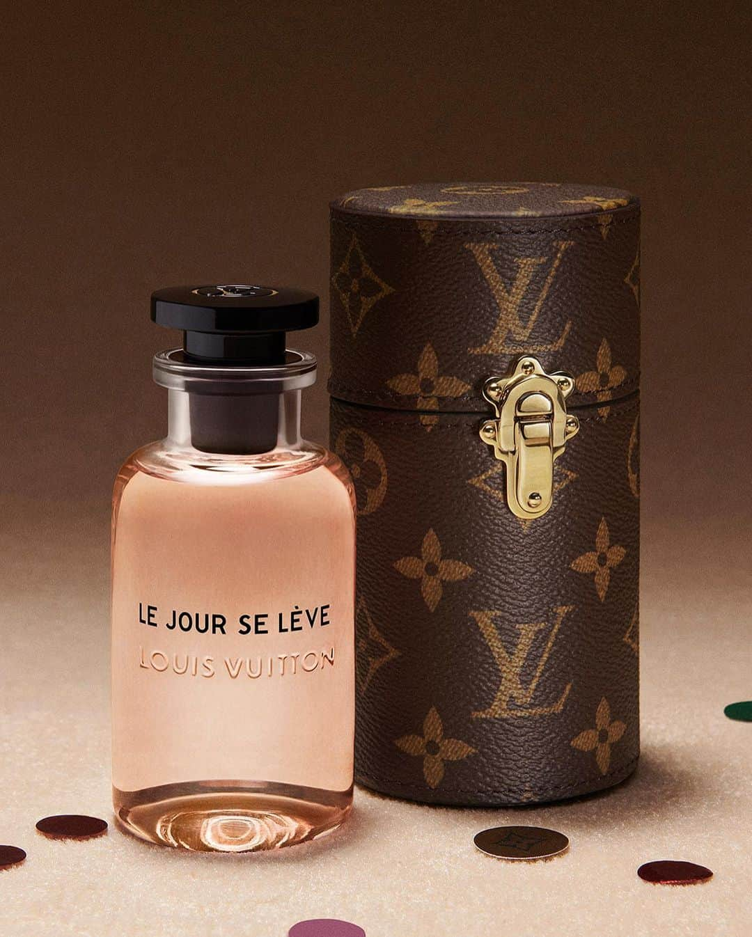 ルイ・ヴィトンさんのインスタグラム写真 - (ルイ・ヴィトンInstagram)「Intangible intensity. Each with their own signature scent, #LVParfums are an invitation to a journey of the senses. Explore the selection of #LouisVuitton holiday #LVGifts via link in bio.」12月20日 21時02分 - louisvuitton