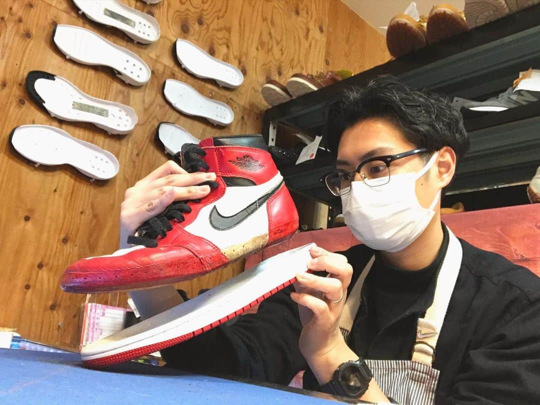 Sneaker At Randomさんのインスタグラム写真 - (Sneaker At RandomInstagram)「スニーカーアトランダム本八幡店長の新保です。  今日も本八幡店にて、 全集中でスニーカー修理&接着しました。  スニーカー修理やメンテナンスの事なら何でも質問してください。  ps.心斎橋店の梅本店長は 映画"鬼滅の刃"、2回観に行っています。  #nike #jordan #jordan1 #全集中 #鬼滅の刃 #きめつのやいば #スニーカー好き#スニーカーアトランダム #スニーカー #スニーカー修理 #修理職人 #市川 #本八幡 #大阪 #心斎橋 #sneakeratrandom #sneaker #shoestagram #repair」12月20日 21時03分 - sneaker_at_random
