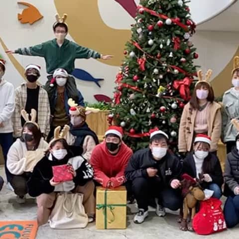【公式】福岡ECO動物海洋専門学校のインスタグラム：「学友会執行部です🥸  🎄クリスマスイベントまであと1日🎄  ついに明日！ 年内最後の大イベント🌟 全員で楽しみましょう~  ⤵︎詳細⤵︎ 📌開催日:12月21日 📌時間:12:40〜13:00 (イベント中はコスプレOKです🌟) 📌場所:1階エントランス 　　6階(カーペットのところ)  8階(トレーニングルーム) ※当たりが出た人は1階エントランスにて抽選券と景品の交換!!! ※ハズレが出てもその場で参加賞♪ ※オンライン抽選会があるのでe-boardのチェック忘れずに!!!  沢山のご参加お待ちしております🔥🔥  #福岡ECO #クリスマスイベント #イベント」