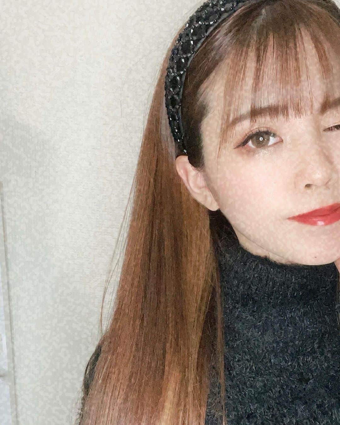のインスタグラム：「. #髪質改善トリートメント  梅田の美容院『trico』さんでやって頂きました🧸💚  サラッサラになって嬉しい😍 今ならシャンプーのCM出れる勢いのさらさらよ☺️🙏  通常8800円、 ロングだと11000円だそうです！ 髪の痛みに悩んでる人は本当にやってみるべき！👼  #梅田美容院trico#梅田#美容院#髪質改善#トリートメント#osaka#fashion#smile#make#大阪#関西#いいね#美容#前髪#イヤリングカラー#カチューシャ」
