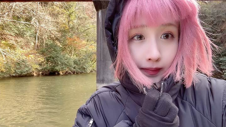 MAYUのインスタグラム：「🎣 It’s icy cold. But it's fun.」