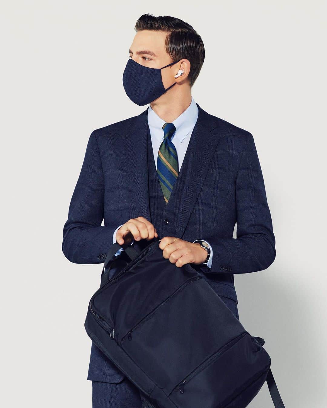 長山一樹のインスタグラム：「SUIT SELECT 2020秋冬のキャンペーン写真の撮影より。  来年は僕らの仕事のニューノーマルも加速しそうです。  @suitselect_japan_official  Creative director @kashiwasato  Stylist @stylistshibutsu  Hairmake @t.cutters  Suit select @hidetaka_ansai @take.it.easy.7  #suitselect #suit #gentlemanstyle #photography #portrait #hasselblad #h6d #kazukinagayama #長山一樹 #ニューノーマル」