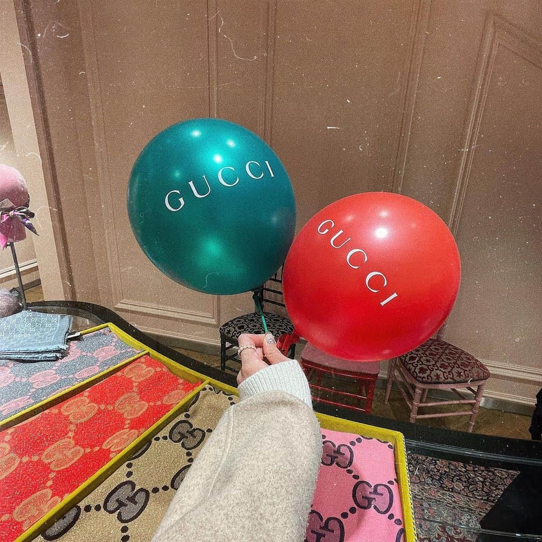 ひこ乃さんのインスタグラム写真 - (ひこ乃Instagram)「🎈⠀ ⠀ この間GUCCIに入ったら風船くれた🧸ˎˊ˗ クリスマスカラーで可愛い🎅😽❣️⠀ ⠀ #gucci#balloon#gucciballoons」12月20日 21時07分 - hikono0909