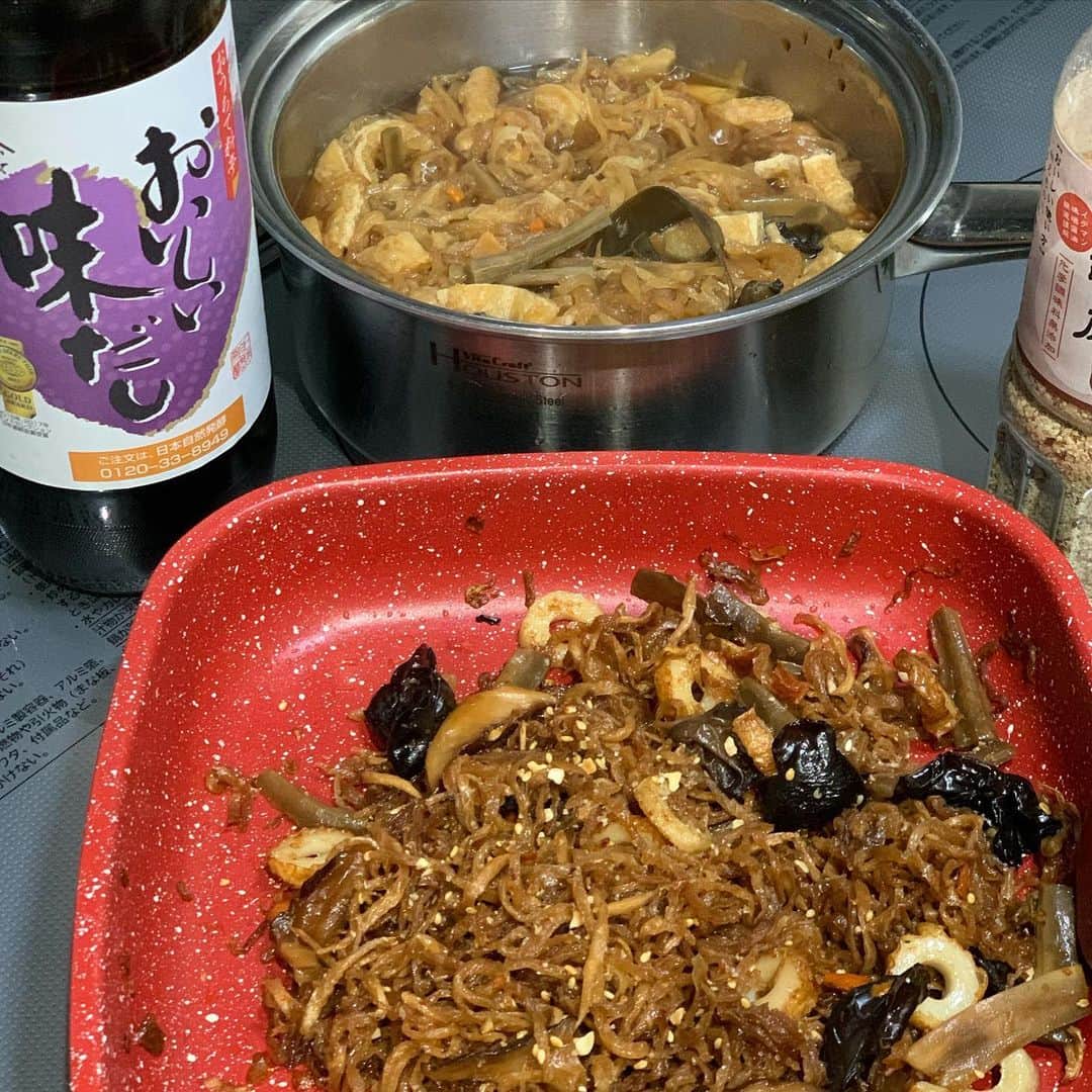 橋本志穂さんのインスタグラム写真 - (橋本志穂Instagram)「切り干し大根で 大量作り置き。 作りすぎた💦 １つは ごま油で炒めて きんぴら風に醤油とみりんと砂糖で味付け。  もう一つは #おいしい味だし だけで 煮込んだ。  こういう田舎風の和食 夫が喜ぶ。」12月20日 21時17分 - shihohashimoto3