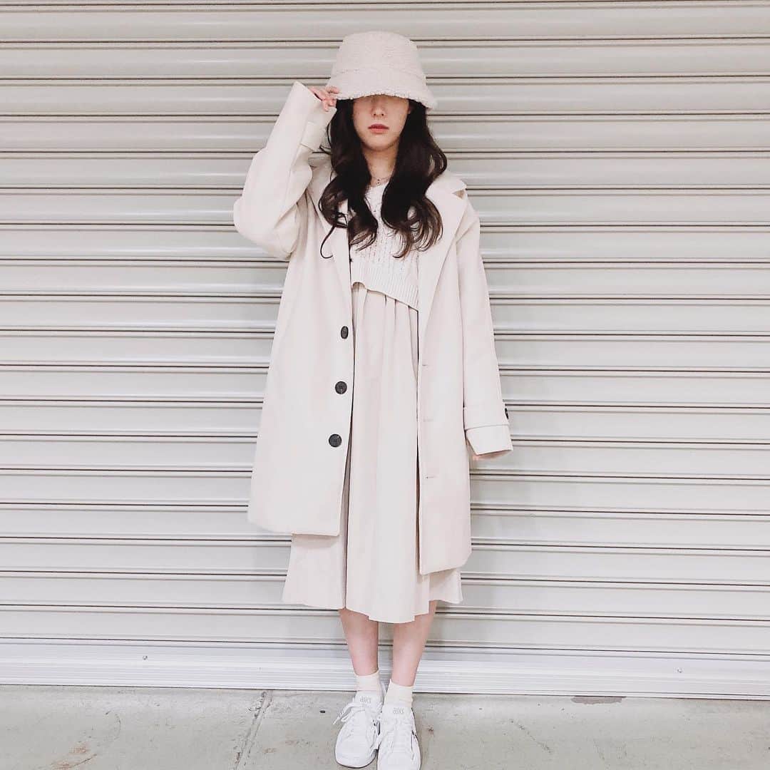 のインスタグラム：「🕊﻿ ﻿ 帽子をかぶると前髪消えるので潔く分けてみた﻿ 寒い日が続きますが、みんな暖かくして過ごしてね☃️﻿ ﻿ #ootd #ホワイトコーデ #バケットハット #onepiece #ロングコート #sneaker #beep #asics #無印コーデ」