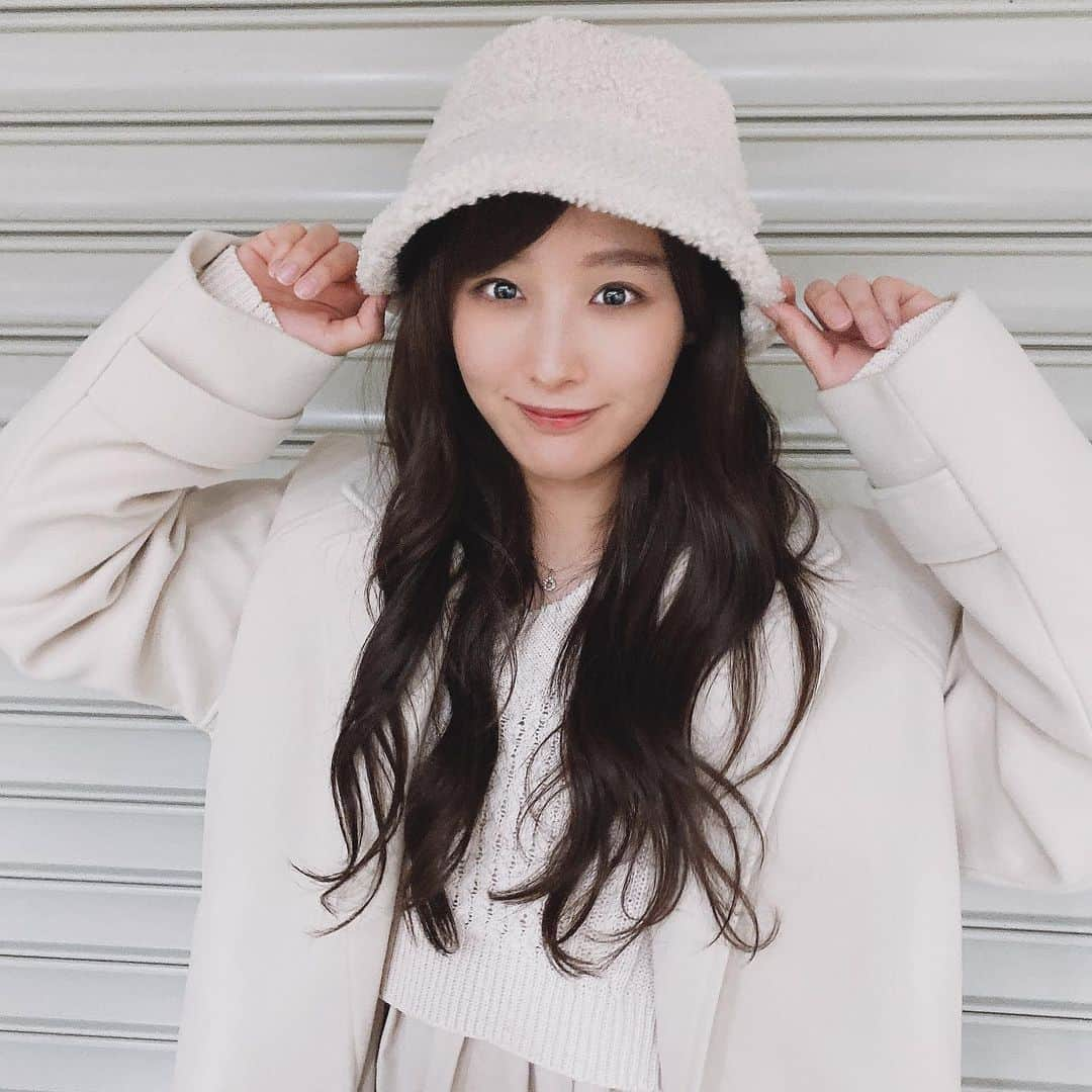 鎌田菜月さんのインスタグラム写真 - (鎌田菜月Instagram)「🕊﻿ ﻿ 帽子をかぶると前髪消えるので潔く分けてみた﻿ 寒い日が続きますが、みんな暖かくして過ごしてね☃️﻿ ﻿ #ootd #ホワイトコーデ #バケットハット #onepiece #ロングコート #sneaker #beep #asics #無印コーデ」12月20日 21時09分 - nacky_k829