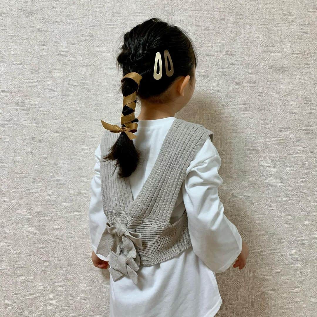 satomiさんのインスタグラム写真 - (satomiInstagram)「🤍🤍 . . バースデイでかわいいニットベスト発見😇✨ . セットのロンTも単体で使えるから スウェットにレイヤードしたりしたいな❤️❤️ . . 最近紐アレンジにハマってて 紐とかリボンとか集めちゃう😌💓💓 . . hair accessory #lattice #3coins  tops #grbirthday  skirt #grshimamura  . . . #5歳 #riina93code #ママトコ #女の子コーデ #女の子ファッション #キッズファッション #キッズコーデ #プチプラコーデ #ママリファッション #comonaファッション #mamagirl #バースデイ #毎日がバースデイ #紐アレンジ #紐アレンジポニー」12月20日 21時11分 - riina.93