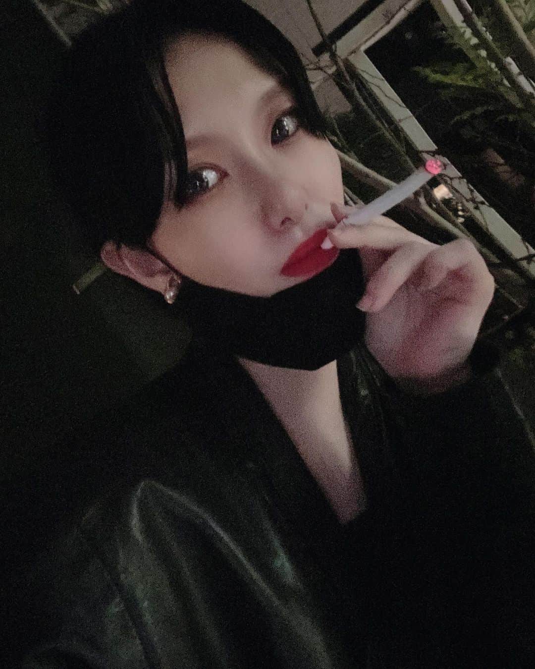 のインスタグラム：「It is so fun everyday. I obviously love night life I mean love music and fashion and dance❤️❤️」