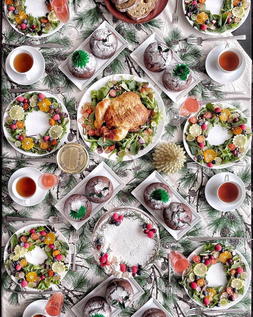 Yukicoさんのインスタグラム写真 - (YukicoInstagram)「𓇣 𖥧 𓇣 𖥧 𓇣 𖥧 𓇣 .  𝑪𝒉𝒓𝒊𝒔𝒕𝒎𝒂𝒔 𝒕𝒂𝒃𝒍𝒆 身近なスーパーで手に入る限りの材料でつくる クリスマステーブル🎄  サラダは盛ったところで なかなか減らないときがあります テーブルにたくさんお料理が並ぶと なかなか取りづらいもの  私の提案はスターターを盛ってからのスタート 前菜がわりにもなるリースサラダはおおすめです✧︎*。  私がつくるリースサラダには こだわりを詰め込んで ちょっとした工夫を重ねています 簡単なようで 難しいと感じた方もいるかも💭  今週から𝐶ℎ𝑟𝑖𝑠𝑡𝑚𝑎𝑠 𝑑𝑎𝑦𝑠 クリスマスの提案となれば幸いです🎄 素敵なクリスマスをお過ごし下さい♡  今年も1年間ありがとうございました𓅼 ▶︎1月講座は1月30日バレンタインフォトです お申込みは錢屋塾へよろしくお願いいたします♡  株式会社錢屋本舗（ゼニヤホンポ） 大阪府大阪市天王寺区石ヶ辻町14番6号 TEL 06-6772-1241  お申込みはwebからどうぞ🖥  ————————————————————— 私の写真の編集については フォトレッスンでレクチャーをしています 見てくださる方にプラスになる投稿をしていきます 是非いいね♡フォロー♡ よろしくお願いいたします𓅟 —————————————————————  #ourfoodstories#onthetable#storyofmytable#foodandflatlay#flatlay#mytablesituation#christmastable#christmastime#christmasdecor#christmas2020#christmasspirit#inmykitchen#christmastable#gatheringslikethese#foodies#beautifulcuisine#リースサラダ#ローストチキン#おもてなし料理#クリスマス料理#クリスマスパーティー#ホームパーティー#パーティーメニュー#テーブルフォト#デリスタグラマー#テーブルコーディネート#クリスマスデコレーション」12月20日 21時25分 - yukicolifecom
