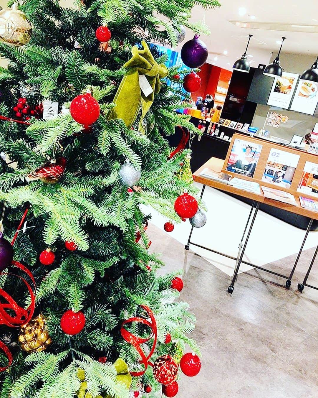 東條恭子さんのインスタグラム写真 - (東條恭子Instagram)「.  ...ℬ𝒶𝒷𝓎, ℐ𝓉'𝓈 𝒞ℴ𝓁𝒹 𝒪𝓊𝓉𝓈𝒾𝒹ℯ...💋♥️♥️  東京駅を一望出来る, 旅をテーマにしたカフェラウンジ @route_cafe_and_things でお散歩休憩☕️💭  今こちらでは, 世界中からクリスマスアイテムを集めた オンラインショップ#KerstBloem のPOPUPが開催 されていて, まるで海外旅行中にクリスマスマーケットへ立ち寄った気分…🎄⭐️✨  羽モチーフが可愛らしいオーナメントを自宅用に🎁✨  #routecafeandthings は丸ビル4階にあります🎶  毎年大好きな丸の内仲通りのイルミネーションも帰り際 楽しめた良き週末🎅🏻♥️✨  #クリスマス #クリスマスオーナメント #xmas #cafe #tokyo #tokyostation #relaxtime #pr #christmas #丸の内 #丸ビル #丸の内イルミネーション #丸の内仲通り #丸の内クリスマス #カフェ #カフェ巡り #カフェ好きな人と繋がりたい #カフェスタグラム」12月20日 21時20分 - kyoko_tojo