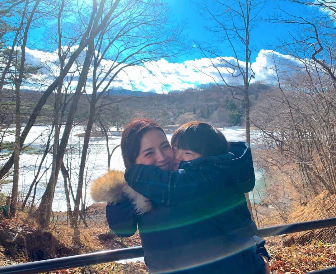 日下部ゆいこさんのインスタグラム写真 - (日下部ゆいこInstagram)「. . . さ、さ、寒かった〜！！！ . . けど、抜けるような青空と 美しい景色と 美味しいご飯に 癒されました...♡ . . . #軽井沢#冬#雪#旅行#家族#family」12月20日 21時20分 - yuiko_kusakabe