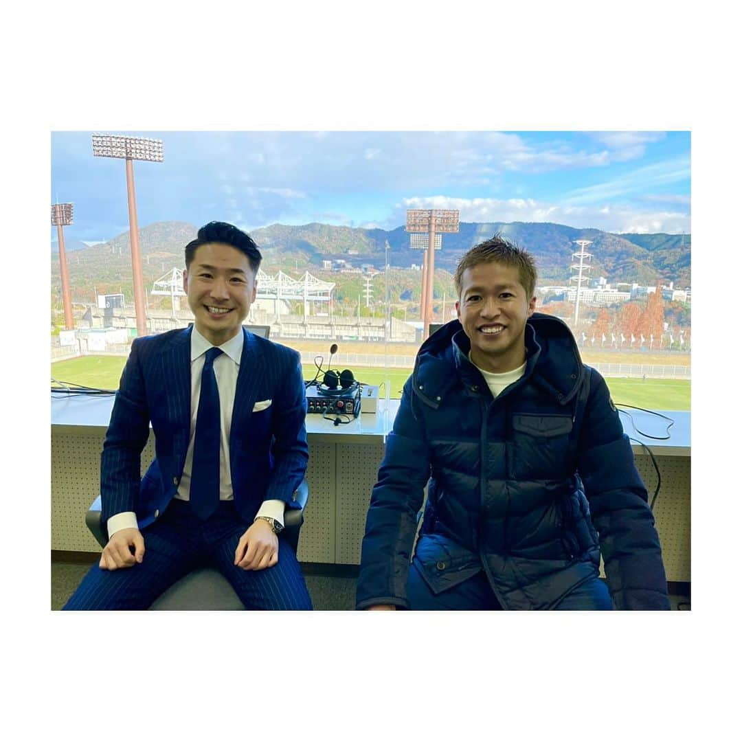 江本一真さんのインスタグラム写真 - (江本一真Instagram)「天皇杯 福山シティFC vs 福井ユナイテッドFC スカパー!で実況を担当しました。  福山の勢いが止まりません。 確固たるクラブの哲学をもち、ブレないスタイル。観客を魅了するサッカー。 試合だけでなく、バラを持って入場、デニムで移動など… "福山"をキーワードに細部まで洗練されたプロデュースは圧巻です！  2020シーズンのサッカー実況は今日でラストでした。 めげそうになりながらも、1年間何とか走り切ることができました。 来シーズンに向けてまた今日から良い準備をします。 全てはサッカーを愛する人に試合を楽しんでもらえるように。 今年1番ご一緒した回数が多かった森﨑浩司さん！お世話になりました^ ^ #スカパー #天皇杯 #福山シティFC #解説 #森﨑浩司 さん #実況 #江本一真」12月20日 21時20分 - kazuma_emoto