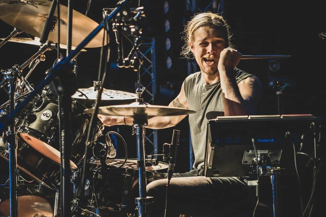 ルーファス・テイラーのインスタグラム：「Mastered the tash twirl mid song during sound check on Friday. Thank you @jennymayfinn for capturing this proud moment.... #thedarkness #streamingofawhitechristmas」