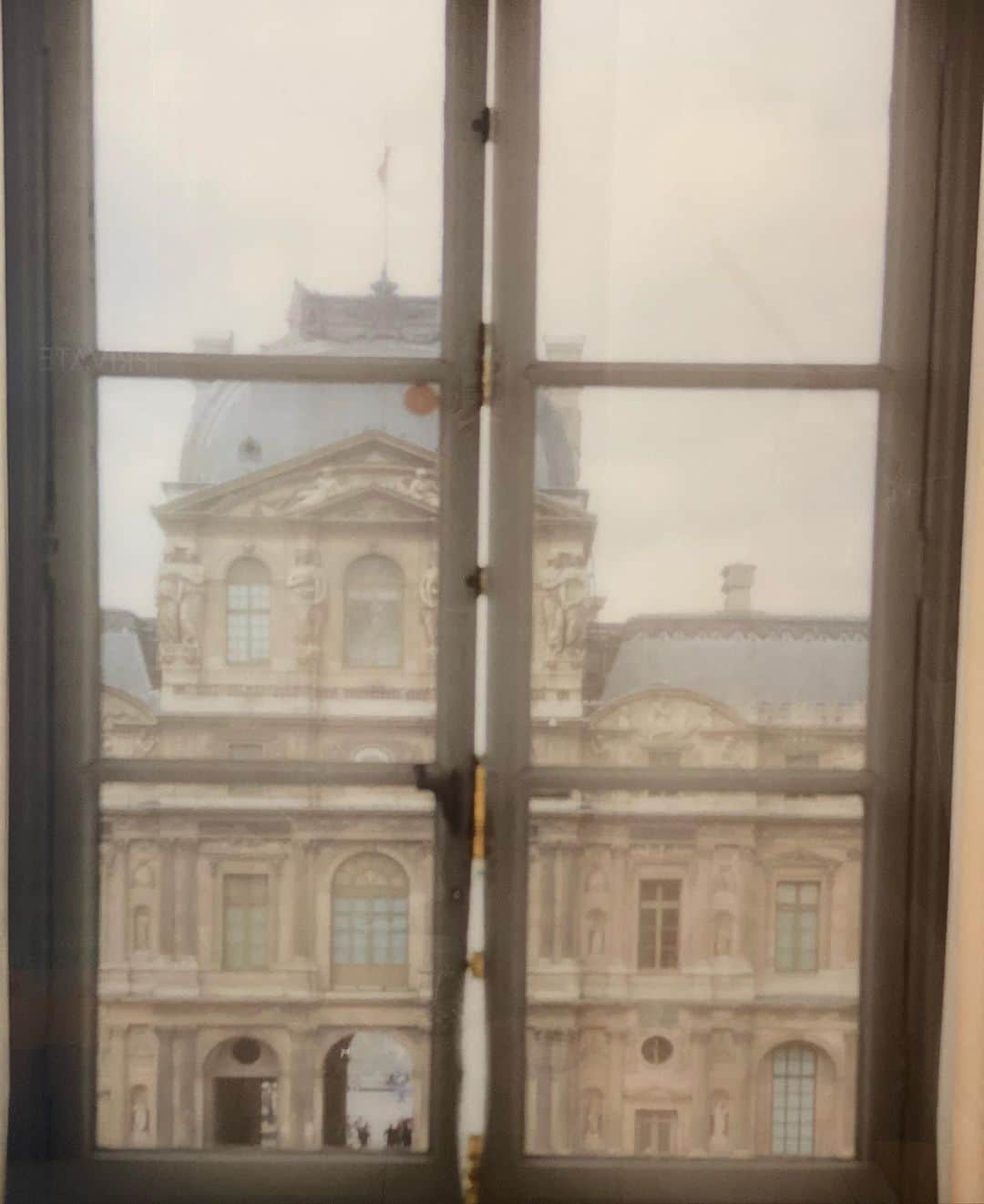 ピョン･ジョンスさんのインスタグラム写真 - (ピョン･ジョンスInstagram)「Paris in the Louvre Museum!  루브르박물관 안에서 보는 파리! 창이없는 이곳에 밖이 보인다✨ #우리집 #희원땡유#respect」12月20日 21時30分 - hoyatoya
