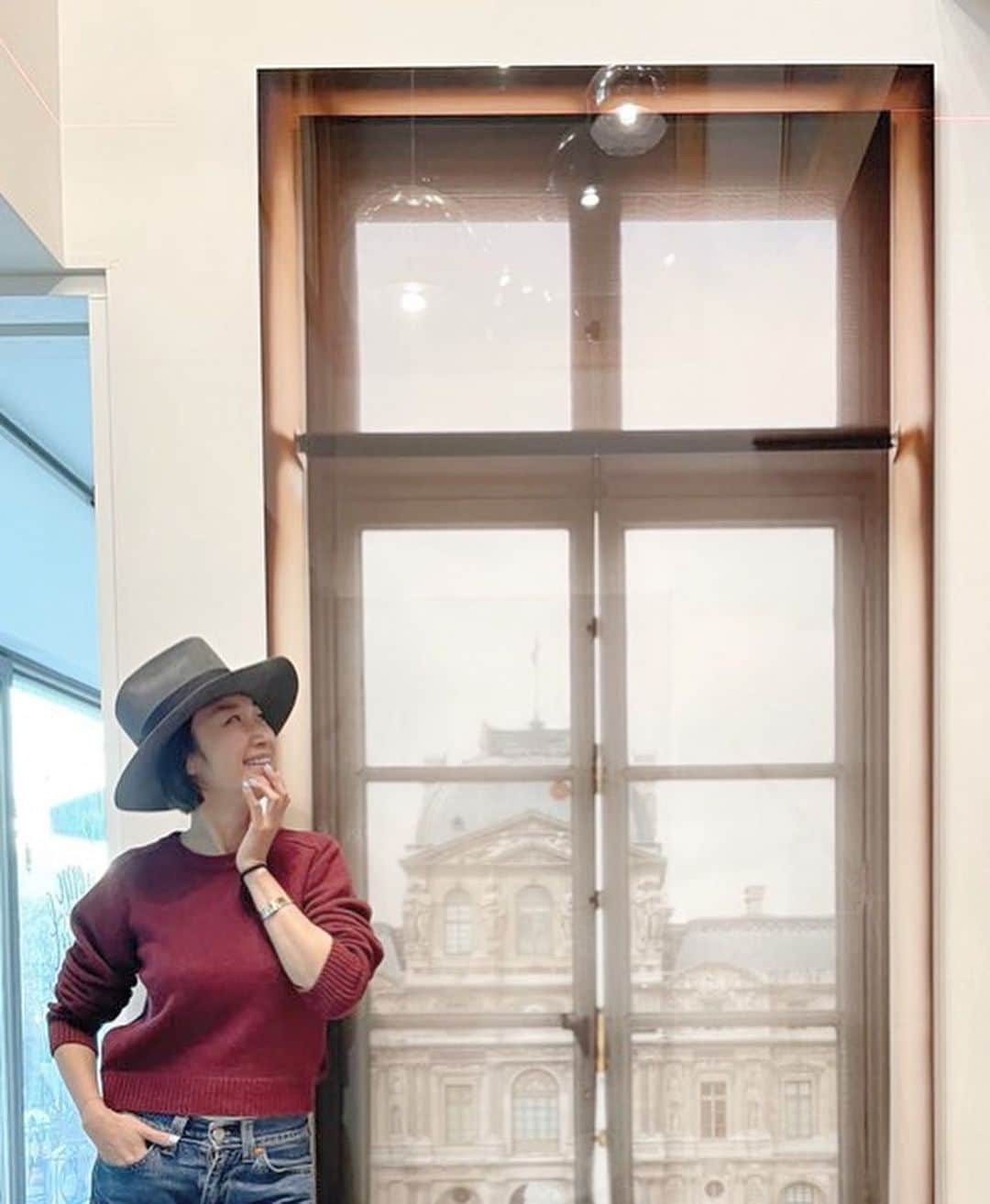 ピョン･ジョンスさんのインスタグラム写真 - (ピョン･ジョンスInstagram)「Paris in the Louvre Museum!  루브르박물관 안에서 보는 파리! 창이없는 이곳에 밖이 보인다✨ #우리집 #희원땡유#respect」12月20日 21時30分 - hoyatoya