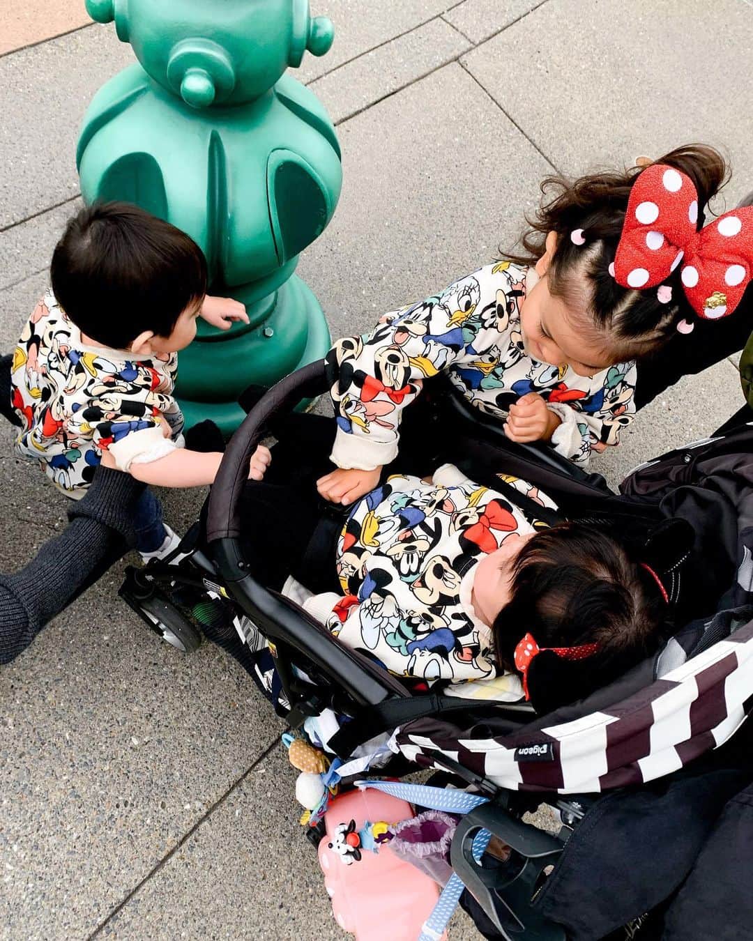 のインスタグラム：「. Cousins👧🏽👦🏻👶🏽❤️」