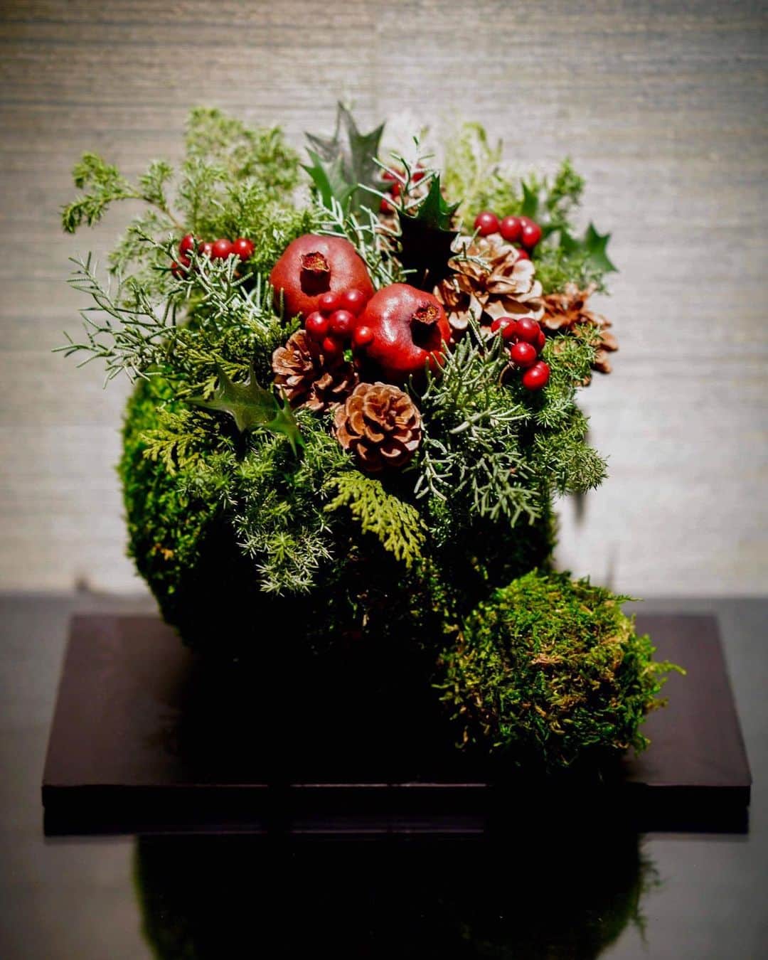 のインスタグラム：「It's the most wonderful time of the year 🎵 Happy Holidays from our #parkhyatttokyo family to yours!  この週末からホリデーシーズンもいよいよ本格的に。パーク ハイアット 東京でも、華やぎの季節を心穏やかにお迎えいただいています。  Share your own images with us by tagging @parkhyatttokyo  ————————————————————— #parkhyatttokyo#luxuryispersonal #christmasdecoration #holidayseason #パークハイアット東京 #クリスマスデコレーション #ホリデーシーズン」
