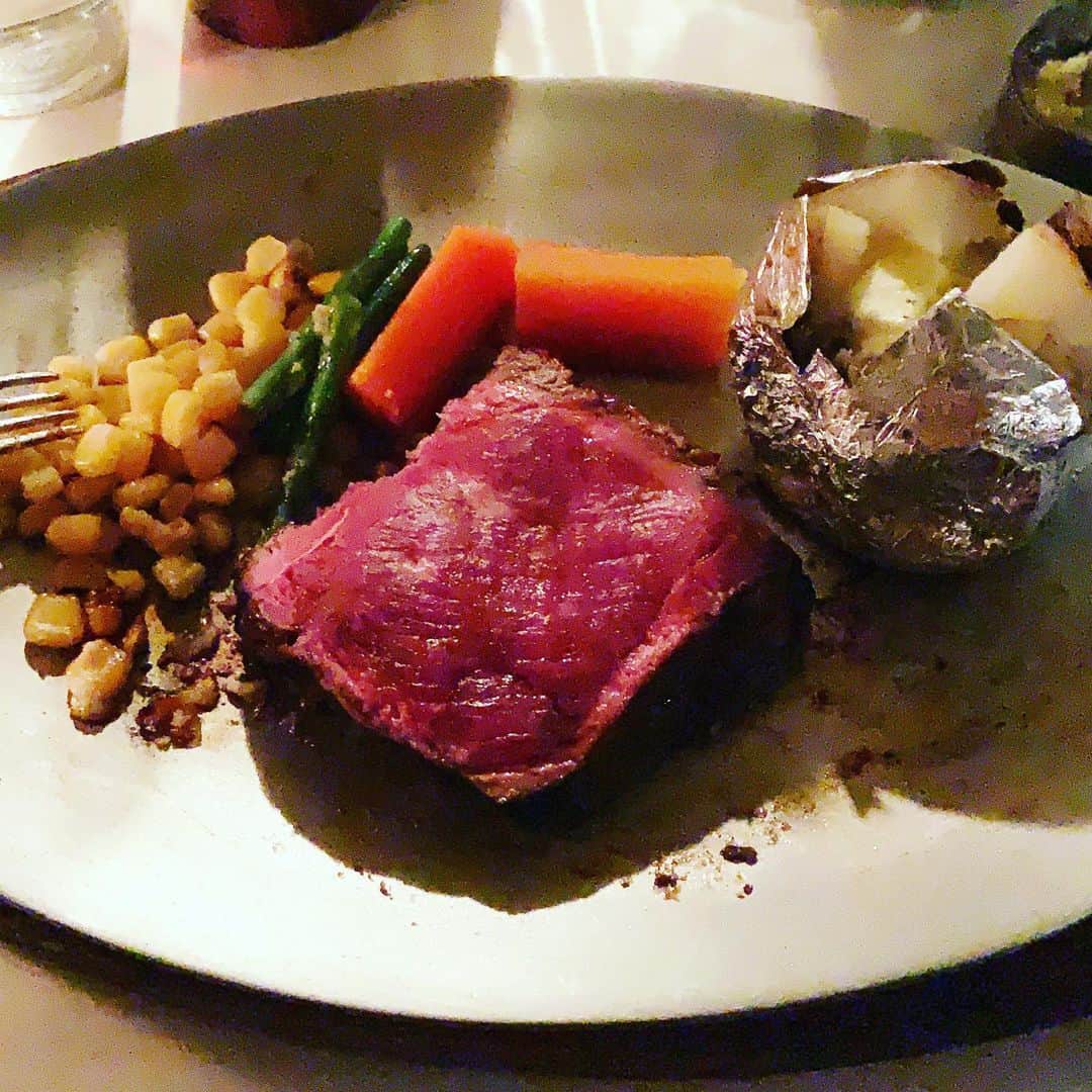 志摩有子さんのインスタグラム写真 - (志摩有子Instagram)「家族みんなの意見が一致してチャコあめみやに。サーロインのブロックステーキを卓上でカットしてもらう。熱々の鉄板にレア状態で取り分けて、バターとおろしニンニクを混ぜてそこに醤油をジューっと。このソースで食す赤身肉が最高。 昭和な雰囲気も大好き。  #steakhouse  #ブロックステーキ @chaco_amemiya」12月20日 21時44分 - ariko418