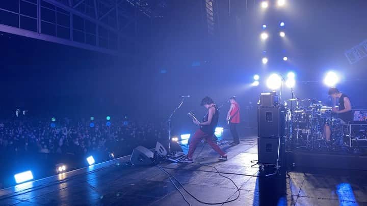 TOTALFATのインスタグラム：「MERRY ROCK PARADE 2020 ありがとうございました🎄  このステージの「Place to Try」でも、リモートシンガロング大作戦に参加してくれた皆さんの声を借りました🤩 会場でオーディエンスが歌ってる訳じゃないです。事前に募集した声をスピーカーから流してます✨ マスクの下は全員笑顔🤗 声が出せなくても心は一つ🔥🔥🔥🔥  #メリロ　 #メリーロック  #メリーロックパレード  #TOTALFAT #フェス #名古屋」