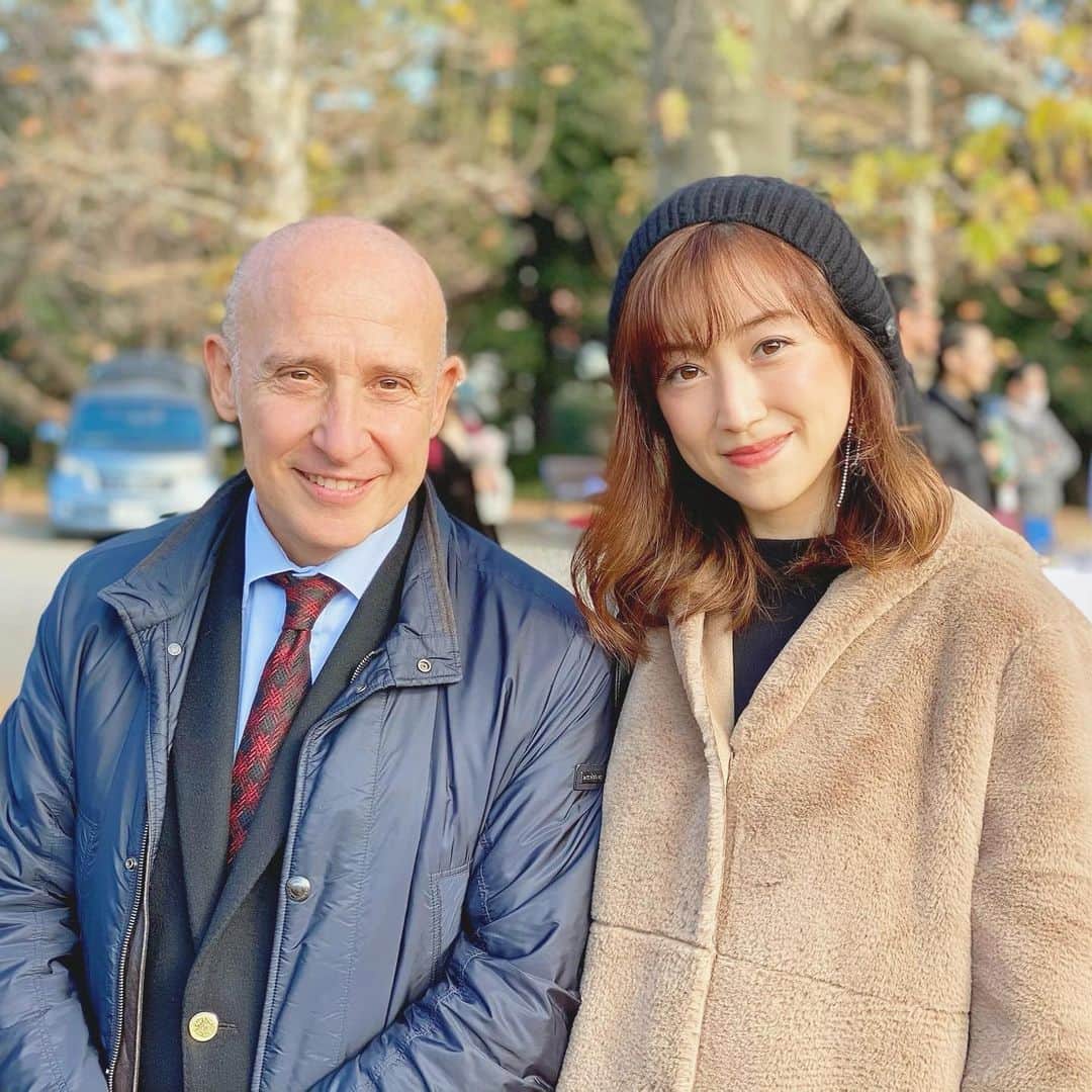 のインスタグラム：「Con l’ambasciatore italiano del Giappone🇮🇹🇯🇵  イタリア大使はと〜ても気さくな方! 私のつまらないジョークにも 笑ってくれるのです🥸  立ち振る舞いや おもてなし精神が素晴らしくて こういう場では ファッション以外のことも 肌で実感し学べるような気がします✨  With the Ambassador, Mr Giorgio Starace. Thank you for taking time to participate the Show. I’m happy to have met you. 　  #italy #italia #イタリア #fashionshow #sfilatadimoda #ファッションショー #写真の時だけマスク外してます  #野外イベント #イタリアファッション #prouditalian  #笑顔は世界共通語  #🇮🇹」