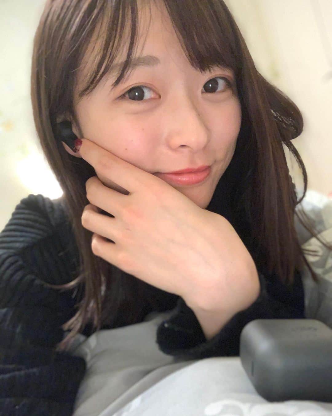高本采実のインスタグラム：「🎧 おにゅーのワイヤレスイヤホン☺︎ sudio Ett   @sudio   ノイズキャンセリング&防水機能が加わって とっても使い心地良くなったから 毎日の必需品になってます(*´-`)♪  この冬新調したお気に入りの 香水とハンドクリームと一緒に...📷❤︎  . . ◆クーポンコード【 ayami 】 有効期限：2021年2月11日まで  Sudio公式サイトで全商品を15%off  期間限定ご購入でプレゼントも🎁 ◆ オーディオ製品本体：ギフトラッピングキット ◆Femtio：Femtioキャリーポーチ (送料無料・30日間返品無料・3年間製品保証） . . . . . #sudio #sudiomoments #sudiojp #shapingsound #PR #Bluetooth #earphone #bluetoothearphone  #イヤホン #fishinggirl #防水 #お家時間 #ごろごろ #必需品 #freemodel #インフルエンサー #サロモ関西  #高本采実 #あやみん #ayamistagram」