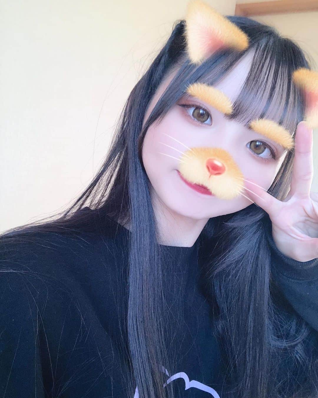 中野みやびのインスタグラム：「にゃんこ  #猫 #cat #自撮り #ねこ #にゃん #picture #long #ヘアー #髪型 #peace #girl #女子 #snow #black #わたあめ #ファッション #fashion #中野みやび」