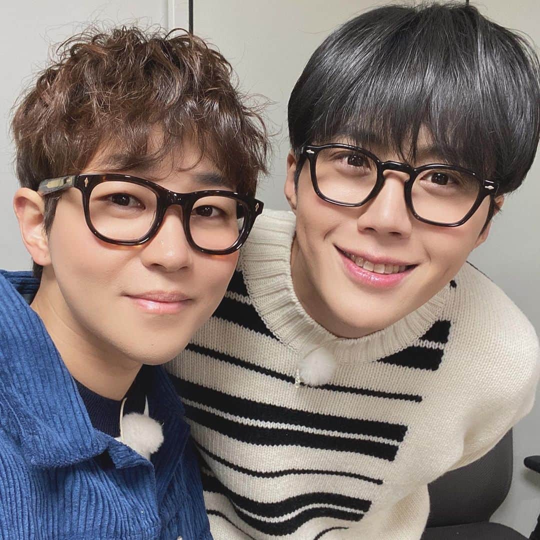 DINDINのインスタグラム：「안경 고마워 혀엉 💕❤️💕  1박2일 1주년 축하해주신 모든 분들 감사합니다!!! #1박2일 #김선호 #딘딘 #멋쟁이」
