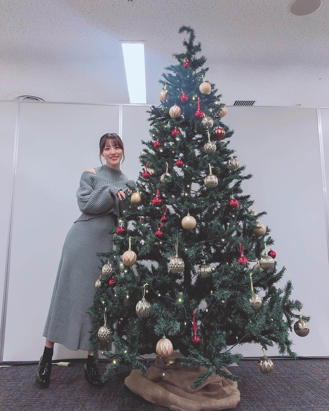 井尻晏菜さんのインスタグラム写真 - (井尻晏菜Instagram)「﻿ ﻿ ﻿ 最後のオンラインお話会でした！﻿ ﻿ 長年お世話になっているスタッフさんから花束をいただきました💐🧡﻿ ﻿ 懐かしい話に花を咲かせて、﻿ 落ち着いたらみんなでご飯行く約束もして、なんだかあっという間の時間でした😌﻿ ﻿ ﻿ ----------------------------﻿ ﻿ ﻿ ﻿ 皆さんの時間を私にくださって﻿ 私に気持ちを伝える時間をくださって﻿ 本当にありがとうございます。﻿ ﻿ ﻿ ﻿ 私の人生はこれからの方が長く、﻿ これからの方が応援必須ですよ！笑﻿ ﻿ ﻿ 皆さんの応援に応えられるよう﻿ 私も頑張ります💪🏻✨  #オンラインお話会 #メリークリスマス🎄  #mercuryduo」12月20日 21時44分 - ijirianna0120