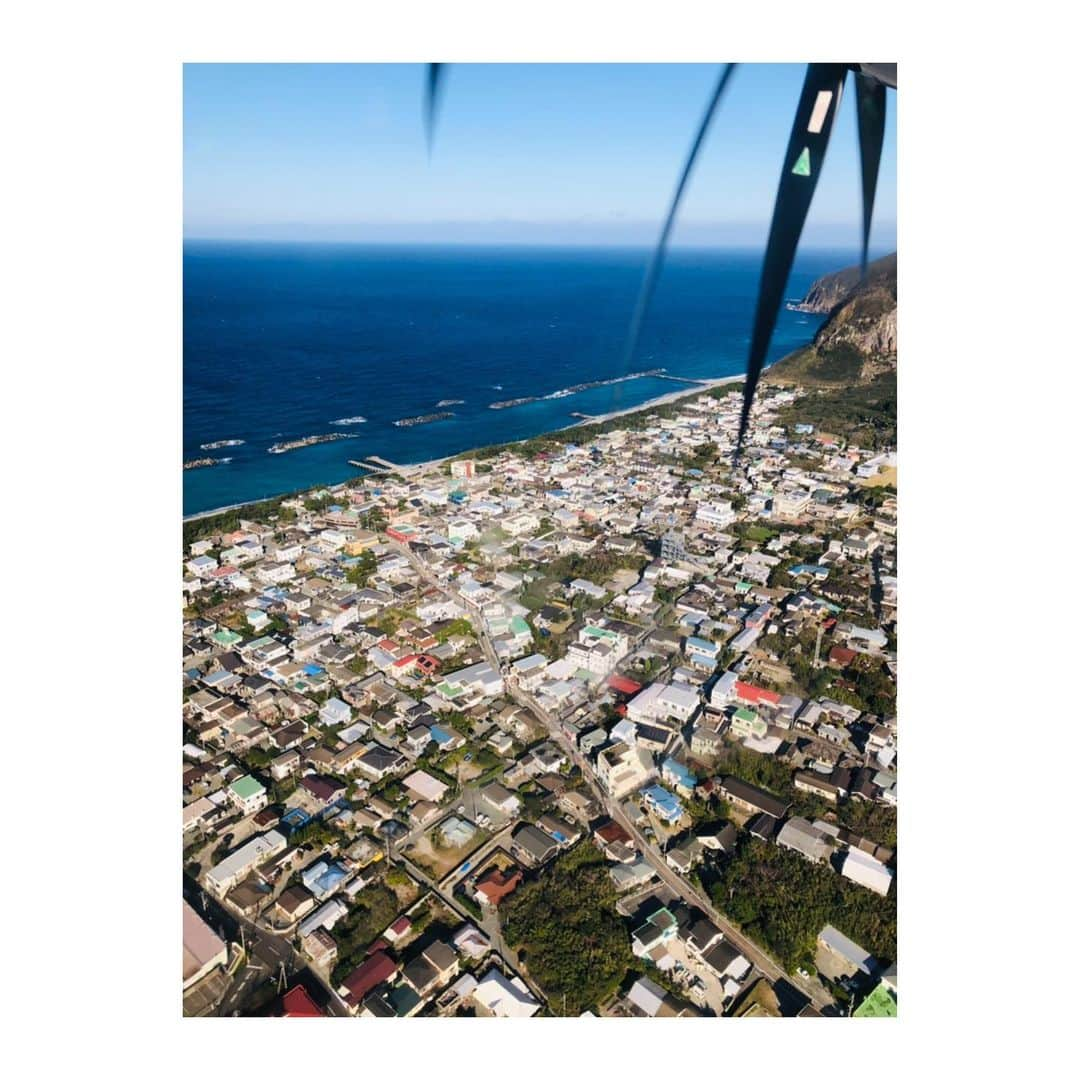 森田真以さんのインスタグラム写真 - (森田真以Instagram)「✈💭 東京⇋新島村の往復は ドイツ製のドルニエ機に乗るよ️️️〜⛅️ . 19人乗りだから、人が少なければ プライベートジェット気分🙆🏻‍♀️💕 . ずっと低空飛行だから 街並みやエメラルドグリーンの 海もすごく綺麗に見えるの🌊🏖🐬💗 帰りは富士山も見れた〜👀✨ . 帰りに新島産の生唐辛子買ったよ🫑 結構辛いんだけど、 鍋とかお肉にもぴったりでお気に入り🥩💘🌶🥵 . . 暖かくなったら 絶対にまた訪れたい場所😎✨✨✨ . . . #小笠原諸島 #伊豆諸島 #新島 #新島村 #旅行 #女子旅 #空 #海 #旅行好きな人と繋がりたい #島 #絶景 #飛行機  #生唐辛子 #お土産 #beach #sky #ocean #trip #tripgram #japan #tokyo #niijima  #memories #plane #model #paradise #me #island #winter #december」12月20日 21時45分 - morita_mai