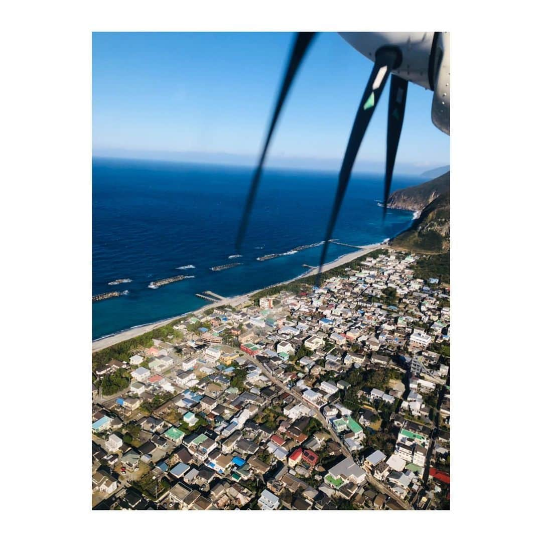 森田真以さんのインスタグラム写真 - (森田真以Instagram)「✈💭 東京⇋新島村の往復は ドイツ製のドルニエ機に乗るよ️️️〜⛅️ . 19人乗りだから、人が少なければ プライベートジェット気分🙆🏻‍♀️💕 . ずっと低空飛行だから 街並みやエメラルドグリーンの 海もすごく綺麗に見えるの🌊🏖🐬💗 帰りは富士山も見れた〜👀✨ . 帰りに新島産の生唐辛子買ったよ🫑 結構辛いんだけど、 鍋とかお肉にもぴったりでお気に入り🥩💘🌶🥵 . . 暖かくなったら 絶対にまた訪れたい場所😎✨✨✨ . . . #小笠原諸島 #伊豆諸島 #新島 #新島村 #旅行 #女子旅 #空 #海 #旅行好きな人と繋がりたい #島 #絶景 #飛行機  #生唐辛子 #お土産 #beach #sky #ocean #trip #tripgram #japan #tokyo #niijima  #memories #plane #model #paradise #me #island #winter #december」12月20日 21時45分 - morita_mai