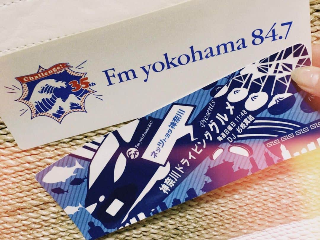杉枝真結のインスタグラム：「☺︎ FMヨコハマ開局35周年✨ おめでとうございます💐 アーティスト時代も…DJとしても… みなとみらいのスタジオは 緊張感と居心地の良さが絶妙！で 本当に大好きなラジオ局。 担当番組の『ドライビンググルメ』が 当日の今日オンエアだったことも 個人的にとても嬉しかったなぁ🧡 これからも聴いてね📻 本日のオンエア情報も 番組公式Facebookページに 早速載っていますーーー！🧡 皆さん、ぜひ見てね☺️🙌」