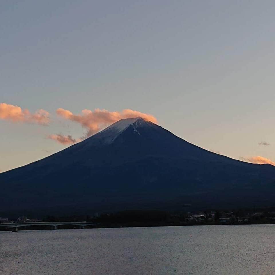 綾小路きみまろさんのインスタグラム写真 - (綾小路きみまろInstagram)「綾小路きみまろです。 こんばんは。 寒い一日でしたね🐧  今日の富士山🗻📷 みなさまにひとときの癒しを、 プレゼント✨🎁✨です。  #河口湖 #富士山 #きみまろ茶やからの富士山ビュー  今年も残り少なくなりました。 色々な想いがありますが…。 残りの2020年。 一日一日を #一笑懸命  過ごしてまいりましょう！  #綾小路きみまろ #師走 慌てず焦らず一歩一歩。 明日が今日よりいい日でありますように。」12月20日 21時51分 - ayanokojikimimaro_official