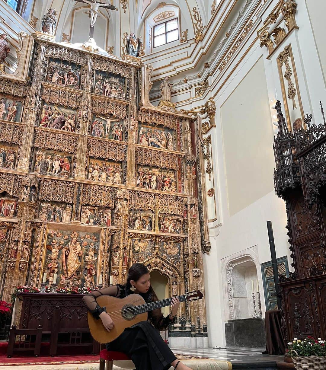 DeFlamenco.comのインスタグラム：「Andrea Salcedo en el Monasterio del Paular  Recital de guitarra flamenca con un repertorio clásico, recordando a los maestros, Ramón Montoya, Niño Ricardo, Sabicas, Serranito...   Delicatessen! en un lugar único, #SumaFlamenca 2020  @culturacmadrid  @andreasalcedomusic」