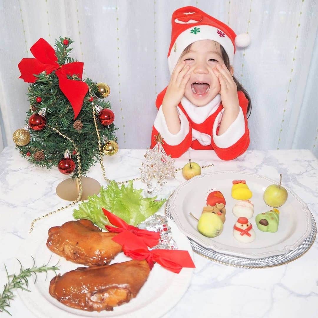 Kuboi Ayumiさんのインスタグラム写真 - (Kuboi AyumiInstagram)「みなさんはどんなクリスマスを過ごす予定でしょうか。 クリスマスといえばクリスマスチキンですよね！  今年はおうちでクリスマスの方が多いと思いますので、いつも以上にテイクアウトのお店が混みそう！ 予約しておくか、お取り寄せがよさそうですね。  クリスマスシーズンは毎年何回か食べるクリスマスチキンですが 丸ごとのローストチキンはクリスマス当日に食べるので ほかは子どもたちも食べやすい、もも焼きを選ぶことが多いかも。  写真にあるのは、我が家の定番であるSL Creations（@slcreations_official﻿）のクリスマスチキンです。 昨年も食べていて、おいしかったのでリピート。  化学的合成添加物を使用していない、安心安全のものばかり揃っている SL Creationsのチキンはジューシーで香ばしくておいしいんです。 湯せんしただけなので、ラクチン！  カタログを見ていてかわいすぎて一目ぼれしたクリスマス上生菓子も 注文しちゃいました。 ころんとしていて、クリスマスのテーブルを華やかにしてくれます。  毎日の食卓はもちろん、イベントシーンでも活躍してくれるSL Creations、年末年始もストックしてあるものを活用しようっと。  #おうちごはん #おうちカフェ #おうち時間 #おうちじかん #時短料理 #簡単料理  #お取り寄せ #お取り寄せグルメ #slcreations #安心安全 #冷凍食品 #無添加 #PR #おうちクリスマス #ホームパーティー」12月20日 22時00分 - himekagami