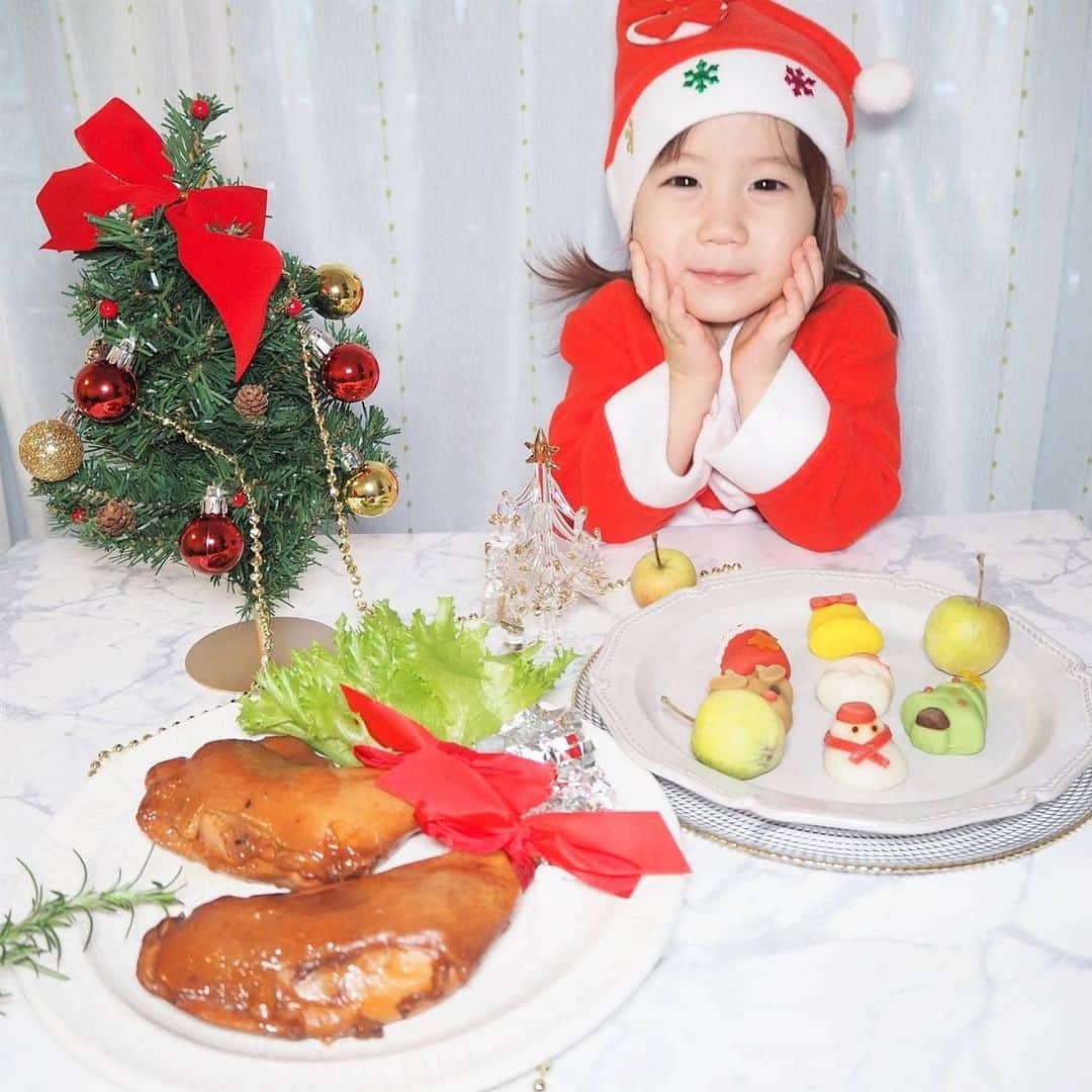 Kuboi Ayumiさんのインスタグラム写真 - (Kuboi AyumiInstagram)「みなさんはどんなクリスマスを過ごす予定でしょうか。 クリスマスといえばクリスマスチキンですよね！  今年はおうちでクリスマスの方が多いと思いますので、いつも以上にテイクアウトのお店が混みそう！ 予約しておくか、お取り寄せがよさそうですね。  クリスマスシーズンは毎年何回か食べるクリスマスチキンですが 丸ごとのローストチキンはクリスマス当日に食べるので ほかは子どもたちも食べやすい、もも焼きを選ぶことが多いかも。  写真にあるのは、我が家の定番であるSL Creations（@slcreations_official﻿）のクリスマスチキンです。 昨年も食べていて、おいしかったのでリピート。  化学的合成添加物を使用していない、安心安全のものばかり揃っている SL Creationsのチキンはジューシーで香ばしくておいしいんです。 湯せんしただけなので、ラクチン！  カタログを見ていてかわいすぎて一目ぼれしたクリスマス上生菓子も 注文しちゃいました。 ころんとしていて、クリスマスのテーブルを華やかにしてくれます。  毎日の食卓はもちろん、イベントシーンでも活躍してくれるSL Creations、年末年始もストックしてあるものを活用しようっと。  #おうちごはん #おうちカフェ #おうち時間 #おうちじかん #時短料理 #簡単料理  #お取り寄せ #お取り寄せグルメ #slcreations #安心安全 #冷凍食品 #無添加 #PR #おうちクリスマス #ホームパーティー」12月20日 22時00分 - himekagami