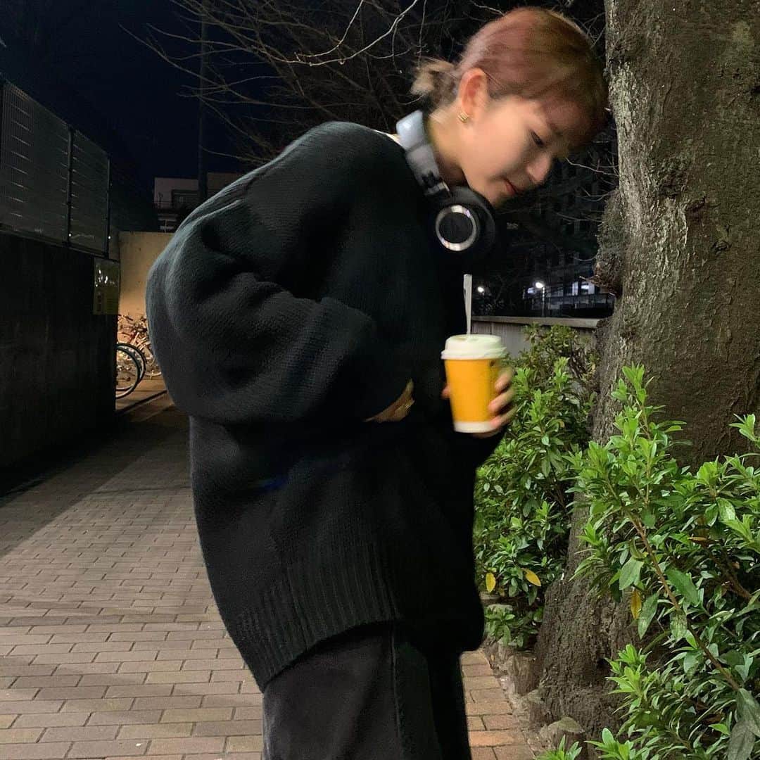 山本 絵里加のインスタグラム：「_ ダボっとしたシルエットが着やすくて、しかも2way😻しかもリーズナブル😻なknit @classicalelf_official メンズライクな日もたまにはっ。  #クラシカルエルフ #classicalelf #エルフコーデ #ニット #プルオーバー #デザインニット#冬コーデ#今日のコーデ#プチプラコーデ」