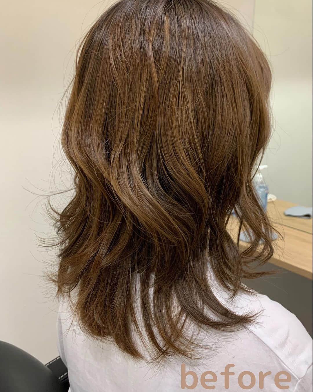 宮崎真梨子さんのインスタグラム写真 - (宮崎真梨子Instagram)「‥ このあいだ【SanteViSta(@santevista1112 )】でカラーと美髪サプリメントというトリートメントを体験させていただきました。 ∵ カラーはいつもお任せなので、オススメしていただいた落ち着いたカラーにしていただきました。ぱっと見暗いんですが、光に当たると透明感があってよっても良い色♡幼稚園の行事があったので、ちょうど良いカラーでした。 ∵ そして、オリジナルトリートメントの美髪サプリメント。傷んだ髪を修復してくれるのはもちろん、蓄積ダメージまで改善して美しい髪に導いてくれるそう。髪の毛手触りはもちろん、ハリコシも出た気がします！スタイリングもしやすい！ ∵ 今の時期に嬉しい、全席半個室なのでとっても安心♡綺麗な髪の毛で新年を迎えたい皆さん、ぜひぜひチェックしてみてください♡ ∵ ∵ #SanteViSta #髪質改善 #浜町 #水天宮前 #美容院 #ヘアサロン #カラー #トリートメント #美髪サプリメント #ヘアトリートメント #個室サロン #ミヤマリ #vocest #vocemagazine #美容ブロガー #ウーミーPR #インフルエンサー #超未熟児ママ #ママ #男の子ママ #美容好きなママと繋がりたい #美容好きさんと繋がりたい」12月20日 21時54分 - miyamari92