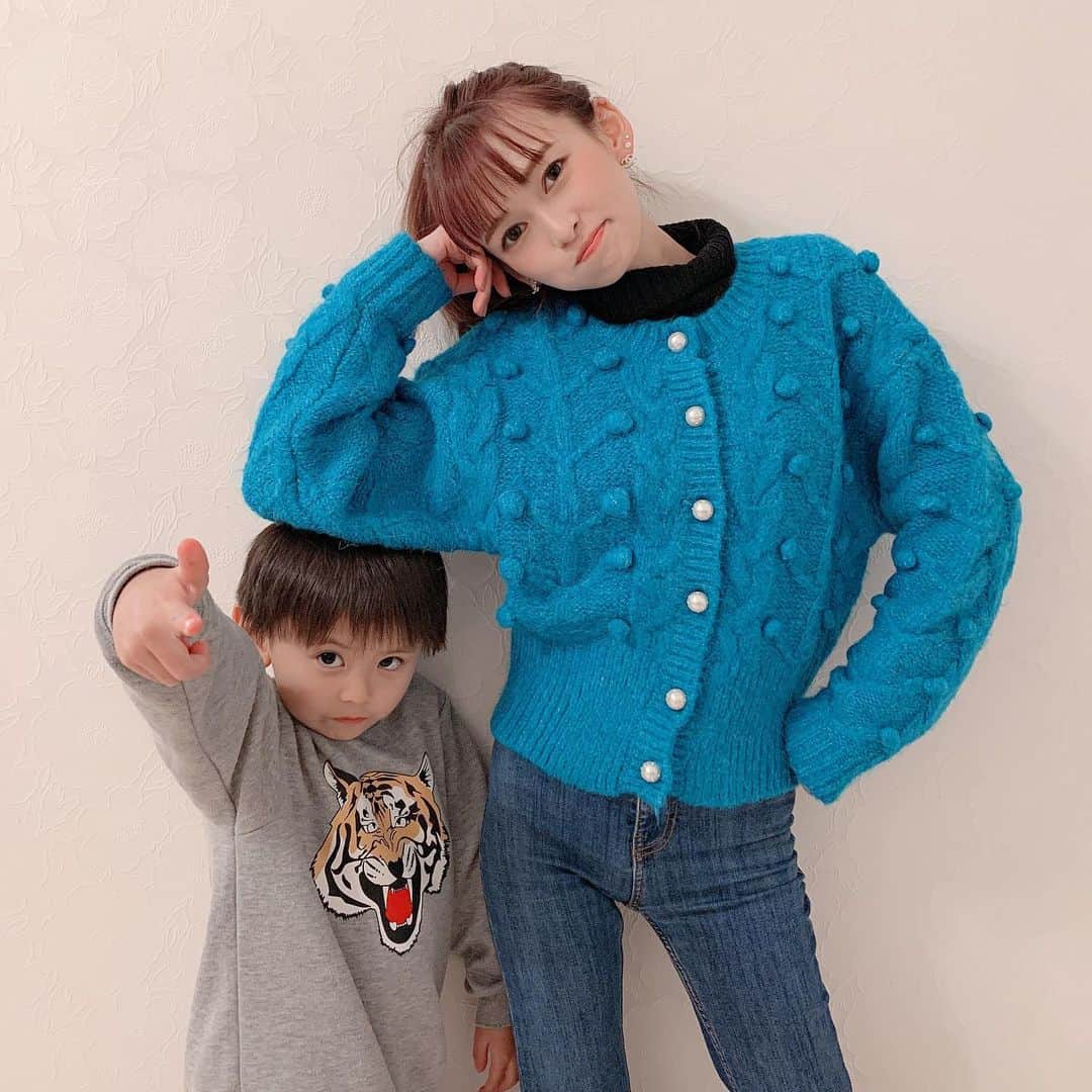 町田亜里香のインスタグラム：「今日の私たち🤭 可愛いじゅきとツーショット📸ˎˊ˗ 今日は用事があったので おうちでも私服の日🤢 この服で外出はしていません🤫🤍 まだまだコロナウイルス🦠が 蔓延してるので皆さん気をつけてくださいね⸜❤︎⸝ . . お洋服タグ付けしておきます♡ 二枚目はエーペックスっぽいポーズ笑 . . エーペックスはずっと0キル🥺🥺 向いてないみたいです😢🤏 . . #ママと息子 #息子 #6歳  #エーペックスレジェンズ  #ママ #ママコーデ #zara」