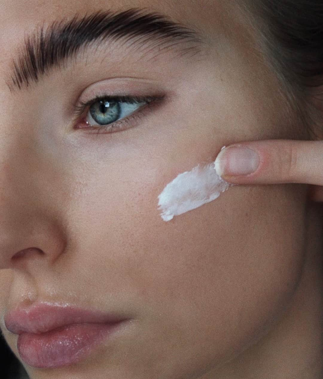 M·A·C Cosmetics Deutschlandさんのインスタグラム写真 - (M·A·C Cosmetics DeutschlandInstagram)「Weich, weicher, Complete Comfort! ✨ Dieses #MACEssential zaubert Dir im Nu einen soften und strahlenden Teint! Angereichert mit beruhigenden pflanzenbasierten und maritimen Wirkstoffen sorgt sie bei trockener und unruhiger Haut für ein sichtbar ebenmäßigeres Erscheinungsbild! ❤️   Auch unsere @beetotheo kriegt von dieser Must-Have Skincare nicht genug - und Du? Wer von Euch hat unsere Complete Comfort Cream bereits probiert? ❤️   Nicht vergessen: Du kannst jederzeit einen kostenlosen virtuellen Make-Up Termin bei uns buchen und Dir von unseren Artists ALLES über unsere Skincare Produkte erklären lassen! ✨   Psst… Nach jedem virtuellen Service bekommt Ihr einen persönlichen 20% Code zugeschickt! Das dürft Ihr Euch nicht entgehen lassen! 💋  #skincare #macskincare #macskin #macglow #glowyskin #winterglow」12月20日 22時00分 - maccosmeticsgermany