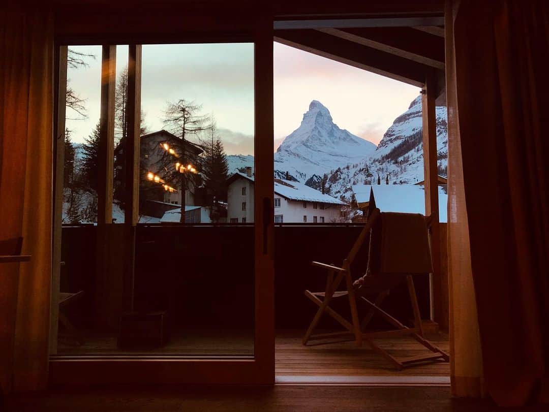 太田エイミーのインスタグラム：「Mood . . . . @cervozermatt @zermatt.matterhorn @myswitzerland @switzerland.vacations  @windowswap @love_mood__style @nationaldestinations @travelandleisure #matterhorn #zermatt #zermattmatterhorn #cervozermatt @the.fashionistas.diary」