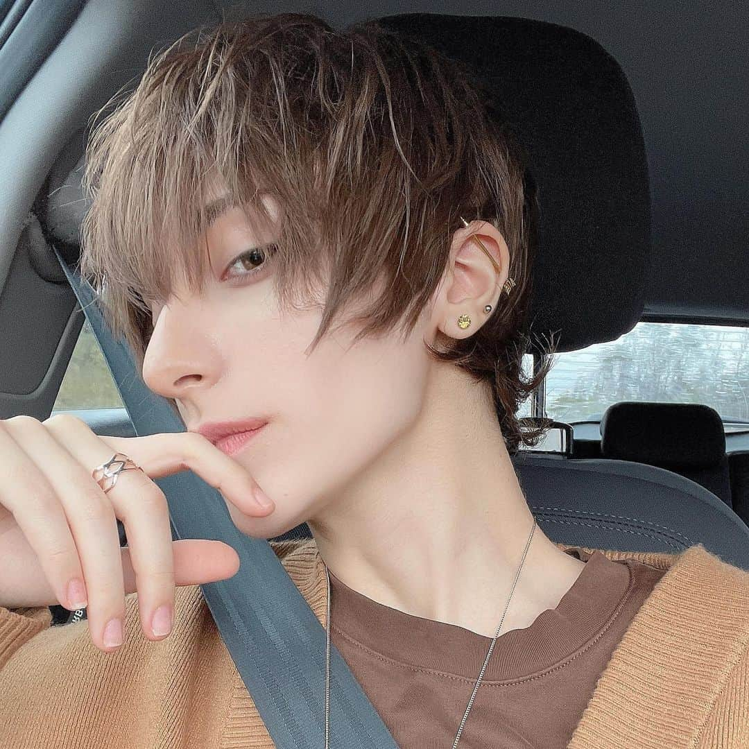 ナイトのインスタグラム：「With this new hair colour I’m starting to wear more browns and warm colours 🤎 Also first selfie with my new iPhone 12 Pro Max, it’s so nice!!」