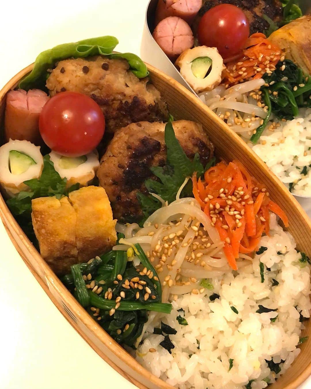 のインスタグラム：「土曜日のお弁当( ^ω^ )  先週は土曜日まであった（涙）  　お弁当、豆腐ハンバーグ、ほうれん草ともやしのナムル、にんじんの金平、竹輪キュウリ、だし巻き卵、トマト、ウィンナーです(o^^o)  昨日は歯医者もあったので、戸越銀座へ！  ねこちゃんがクリスマスプレゼント配ってたよ〜\(//∇//)\  そしてラパンでパン買ったら刻印がサンタになってたー！  そして明日からはまた学校！早く夜更かししたいな〜と、だらだらしてます（笑）  #甘糟ご飯#ご飯#昼ごはん#ランチ#ランチボックス#弁当#まげわっぱ弁当 #bento#lunch#lunchbox」