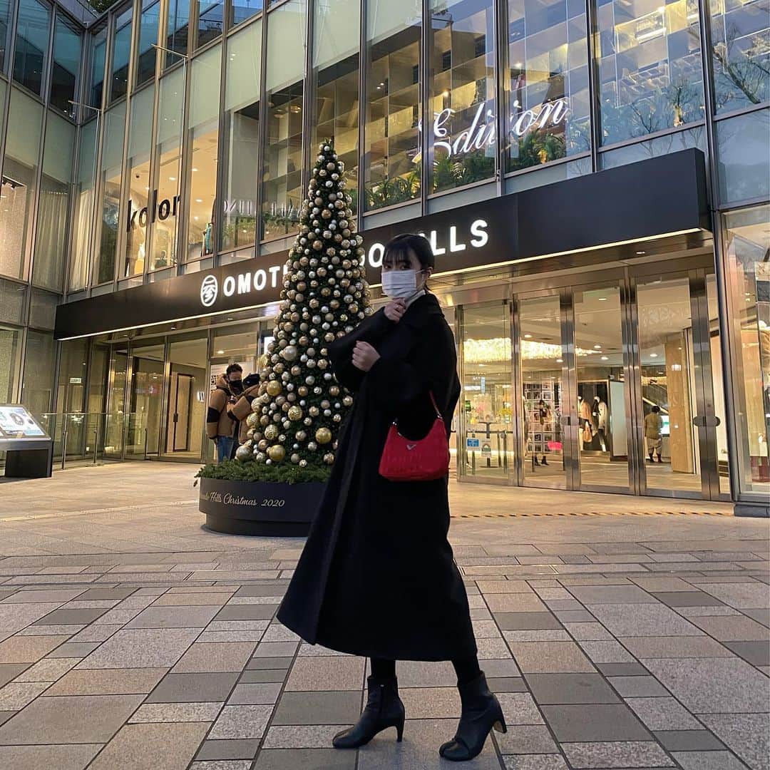 河崎みーなのインスタグラム：「Christmas code🎄🎅🏻✨ 今年はロングコートにハマってます♥️ @nanu.im  . .」