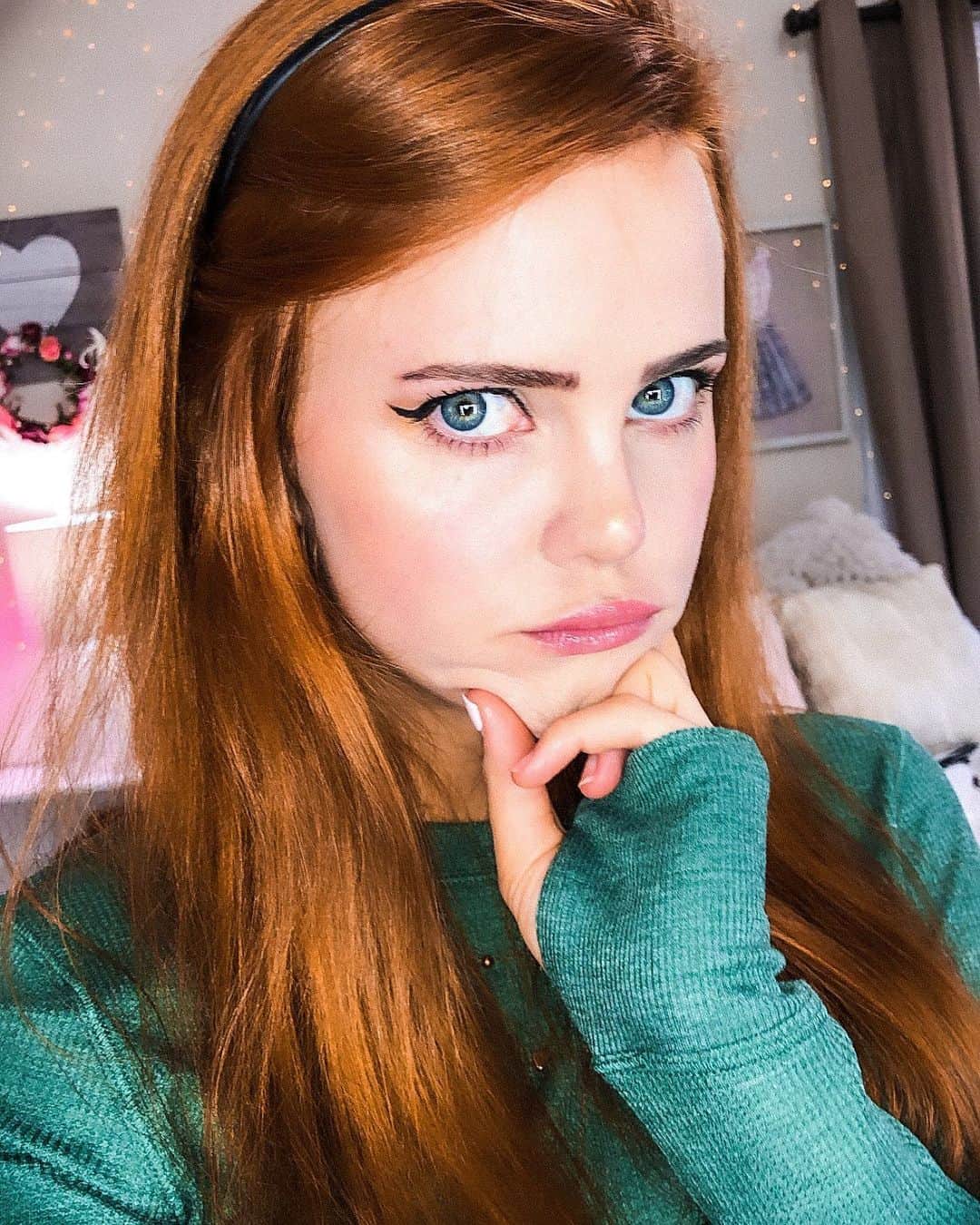 のインスタグラム：「Smoosh?! 🤪 Idk but this reminds me of when grandparents smoosh your face together 😂💁‍♀️ did yours ever do that to you? - 💭 #QOTD: have your Christmas plans been altered with Covid this year? Since I have a rather larger family (with 3 sister-in-laws pregnant), we won’t all be together to reduce risk. And with those we are seeing, we’re all staying pretty put at home. What a bizarre year, aye?」