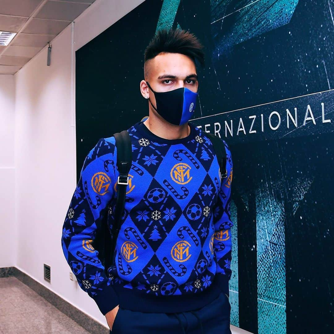 インテルナツィオナーレ・ミラノさんのインスタグラム写真 - (インテルナツィオナーレ・ミラノInstagram)「CHRISTMAS JUMPER 👕🎄✨ The Nerazzurri arrive at the stadium wearing the jumper from the #InterXmas Collection! #Inter #ForzaInter #InterSpezia」12月20日 22時06分 - inter