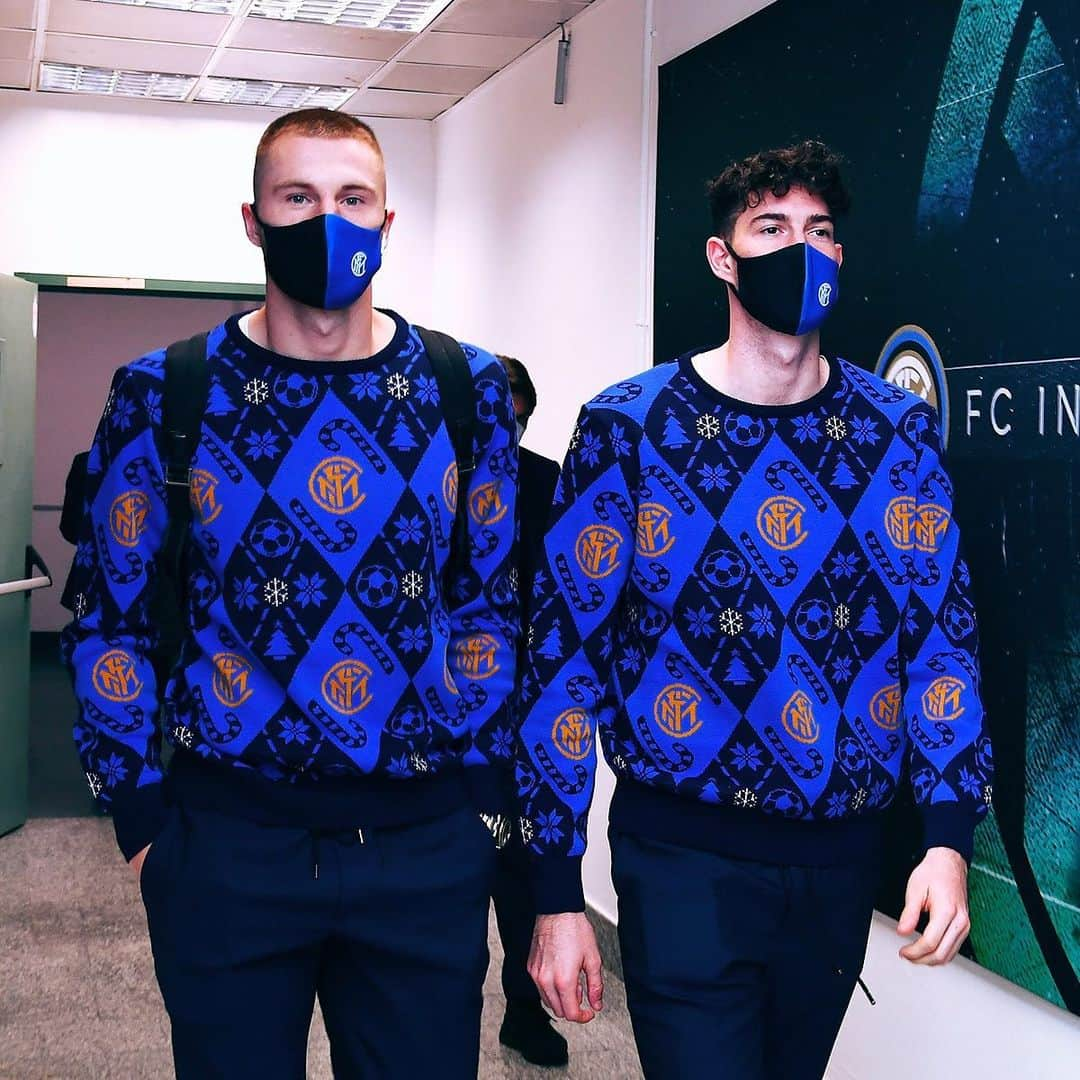 インテルナツィオナーレ・ミラノさんのインスタグラム写真 - (インテルナツィオナーレ・ミラノInstagram)「CHRISTMAS JUMPER 👕🎄✨ The Nerazzurri arrive at the stadium wearing the jumper from the #InterXmas Collection! #Inter #ForzaInter #InterSpezia」12月20日 22時06分 - inter